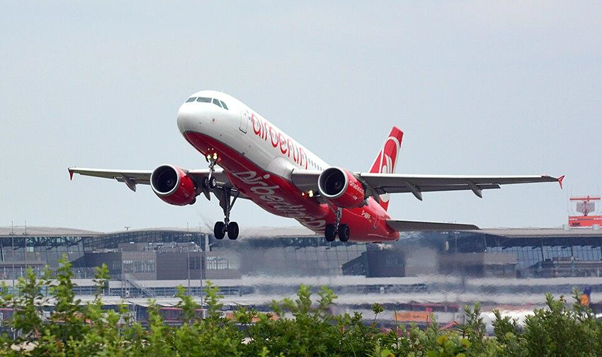 離陸するエアバスA320