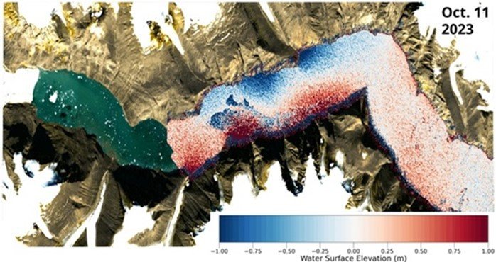 2023年10月11日にSWOTで観測された海面の高さを、実際の地図に重ねたもの