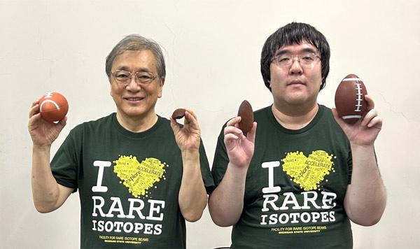 図1: 今回の研究成果についてユニークな紹介をしている大塚孝治氏 (左) と角田佑介氏 (右) 。 (Credit: 理化学研究所)